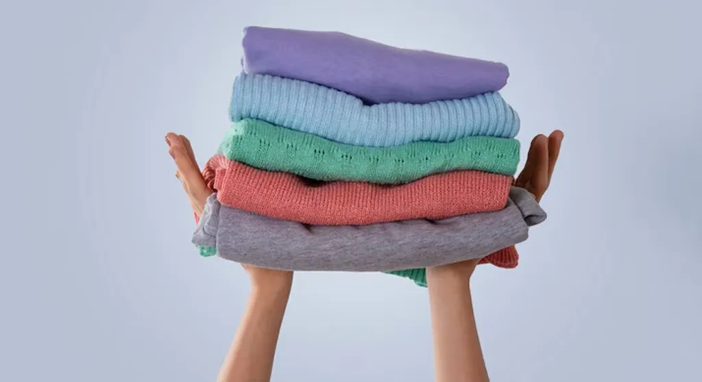 Como Dobrar Roupas da Maneira Certa Antes de Guardar no Saco a Vácuo